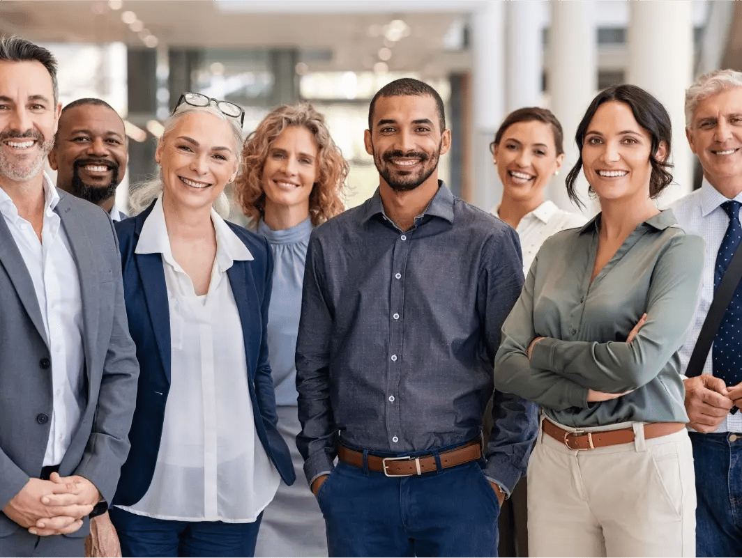 Groupe de professionnels en tenue d'affaires, debout dans une file d'attente.